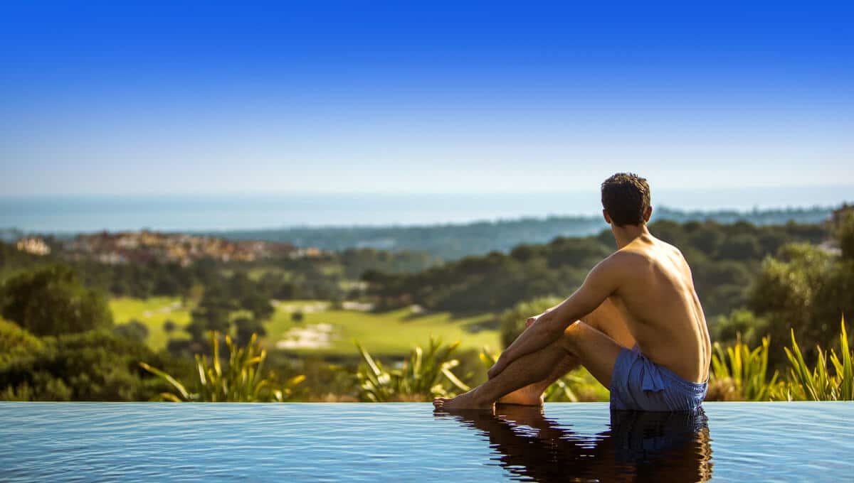 Infinity pool with marvellous views of Sotogrande coastline 