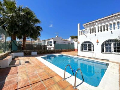 Semi detached villa for sale La Duquesa