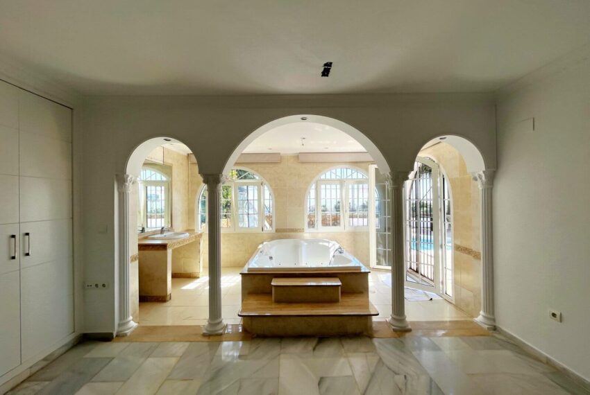 Semi detached villa for sale La Duquesa