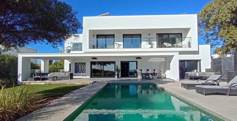 Villa con vistas al mar en venta en La Paloma Manilva