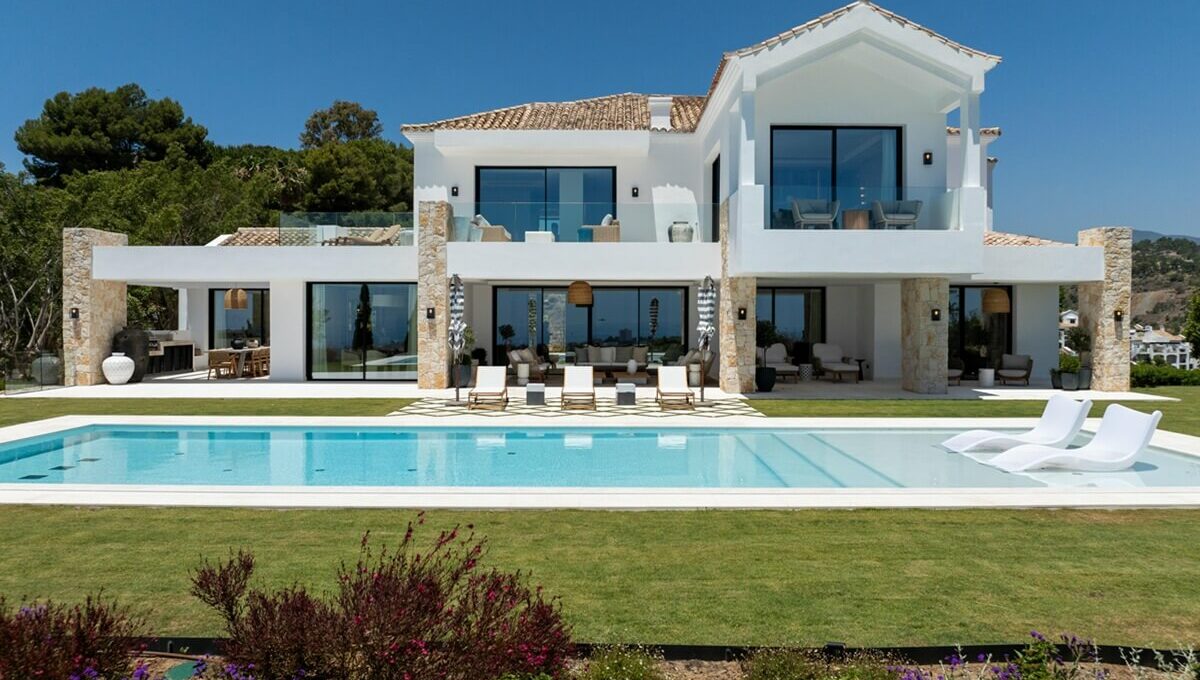 Villa Amara - rear facade and swimming pool