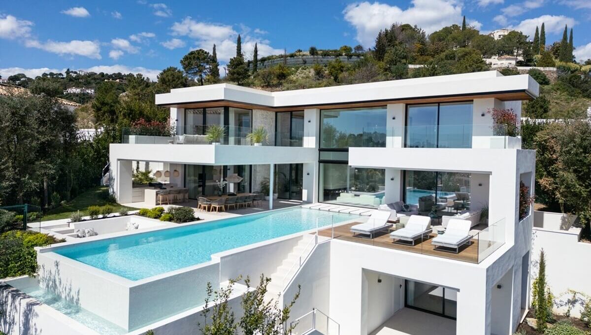 Villa La Quinta - rear facade with infinity pool and terraces